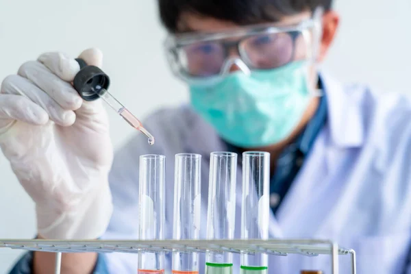 Cientistas Que Pesquisam Laboratório Jaleco Branco Luvas Analisando Olhando Para — Fotografia de Stock