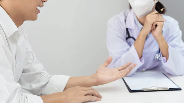 Paciente Ouvindo Atentamente Médico Explicando Sintomas Informações Médicas Doenças Prevenção — Fotografia de Stock