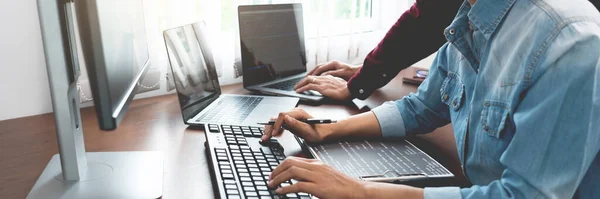 Bir yazılım geliştirme ofisinde problem ve kodlama teknolojilerine çözüm bulmak için çalışan bir programcı ekibi