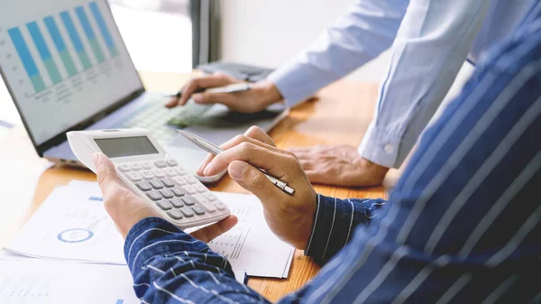 Business Corporate Setkání Pomocí Notebooku Konferenčního Stolu Diskutovat Nápady Pro — Stock fotografie