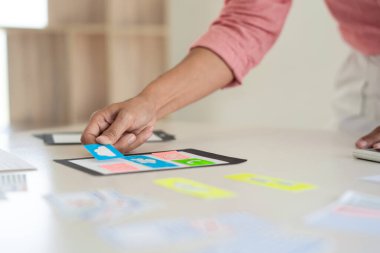 Mobil akıllı telefon çerçevelerinin düzeni, kullanıcı deneyimi konsepti yakınlarındaki ux tasarımcı yaratıcı planlama uygulaması geliştirme
