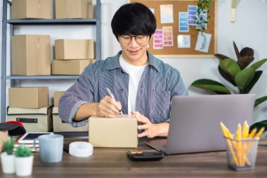Asyalı girişimci girişimi küçük işletme girişimcisi KOBİ serbest çalışanı kutu ile çalışan çevrimiçi pazarlama paketleme ve dağıtım sahnesi ev ofis, çevrimiçi iş satıcı konsepti