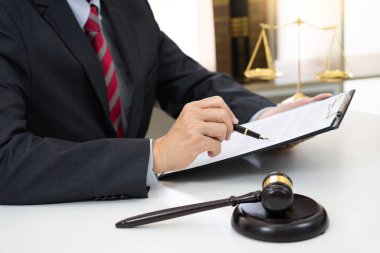 Avukat dava noter istişaresi ya da belge sözleşmeli kadın girişimcilerle müzakere hukuki davası.