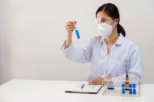 Wetenschappers Onderzoek Laboratorium Witte Labjas Handschoenen Analyseren Kijken Naar Reageerbuizen — Stockfoto