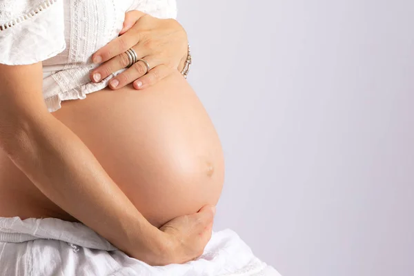 怀孕妇女腹部与母亲的手 — 图库照片