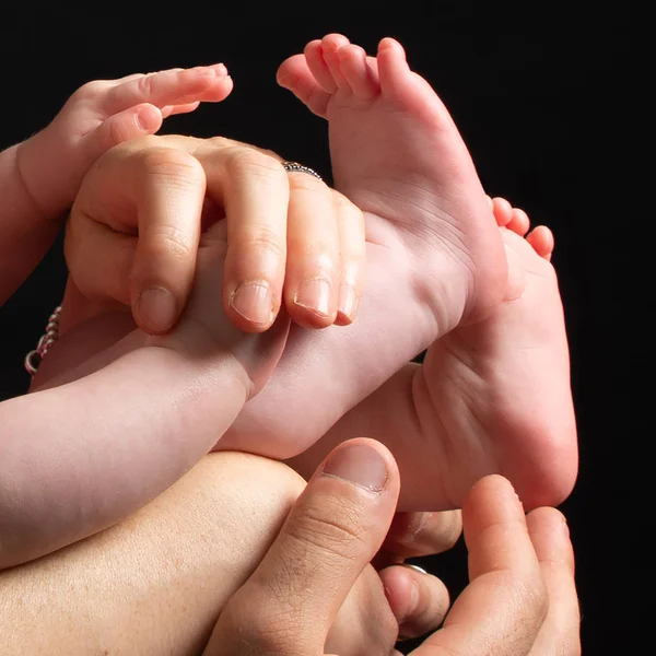 Pieds Nouveau Nés Isolés Sur Fond Noir — Photo