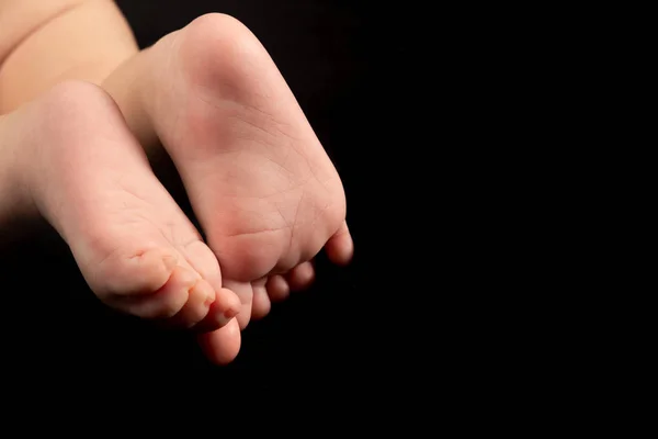 Ноги Новорожденного Изолированы Черном Фоне — стоковое фото
