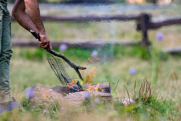 adam bir çayırda ateşle oynama