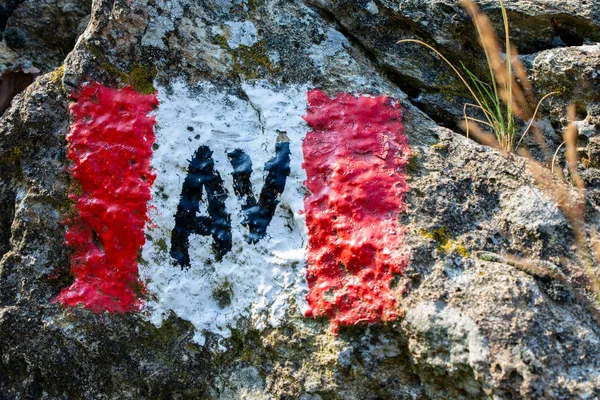 sinyal boyalı dağ iz kaba taş