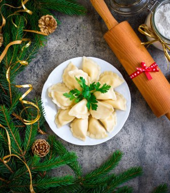 Noel köfte süslemeli gri bir gemide. Üstten Görünüm.