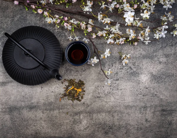 テキスト用のスペースと桜の花の枝と日本のティーポット トップ ビュー — ストック写真