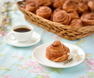 Tarçınlı çörek ile çay ve bahar flowes