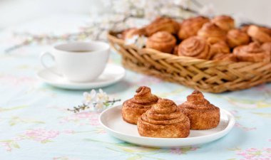 Tarçınlı çörek ile çay ve bahar flowes