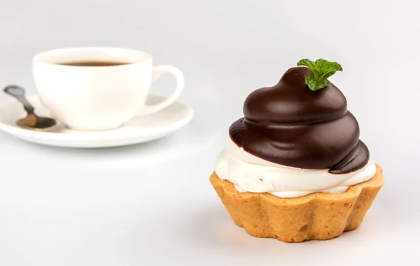 Petites Tartes Chocolat Avec Crème Fouettée Café Sur Fond Blanc — Photo