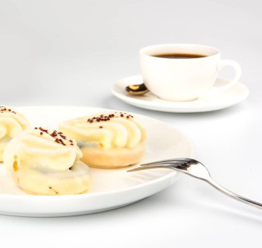 Beyaz arka plan üzerinde mini sarı kek