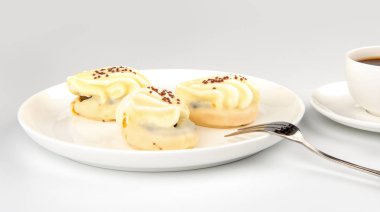 Beyaz arka plan üzerinde mini sarı kek