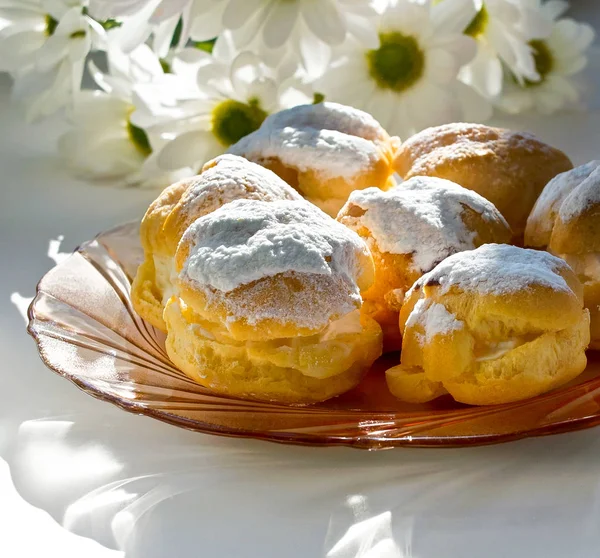 Cream Puffs Flowers Table White Background — Stock Photo, Image