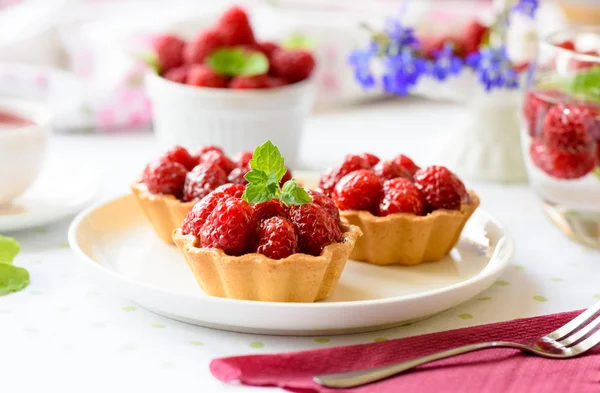 Hausgemachte Mini Torten Mit Himbeeren — Stockfoto