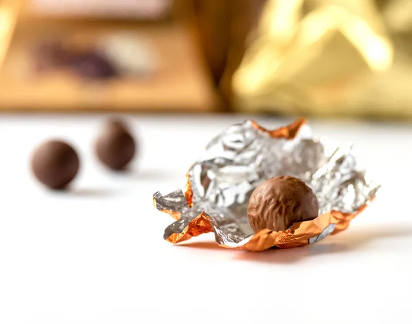 Pralina Chocolate Embrulhada Papel Alumínio Isolado Sobre Fundo Branco — Fotografia de Stock