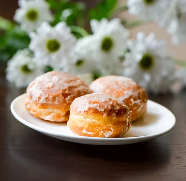 Donuts White Plate Flower Table — Stock Photo, Image