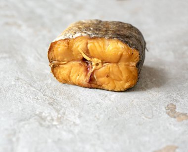 Parlak gri arka plan üzerinde balık füme