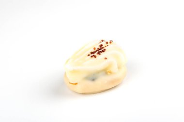 Beyaz arka plan üzerinde mini sarı kek