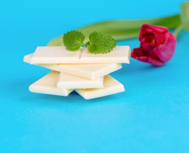 beyaz mavi zemin üzerine çikolata