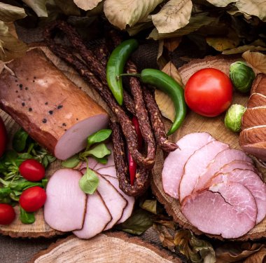 ahşap ağaç gövde tahta üzerinde jambon füme