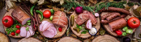 Sortiment Carne Rece Cârnați Șuncă Șuncă — Fotografie, imagine de stoc