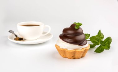 Beyaz (gri) arka plan, izole çikolata tart