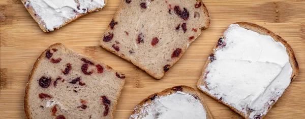 Una Fetta Pane Con Formaggio Bianco — Foto Stock