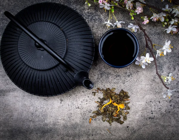 まだ日本茶のセットと花と一緒に暮らす — ストック写真