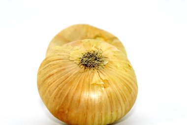 Beyaz bir arka plan üzerinde fotoğraf iki küçük ampuller vardır. Soğan eski, kış, altın kabuğu vardır. Soğantemiz, kirden temizlenmiş. Luke farklı yemekler pişirmek itibaren, bir baharat, madde olarak