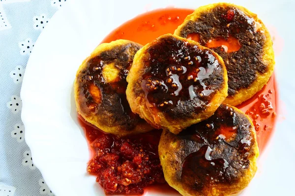 Einem Weißen Teller Ordentlich Gestapelt Gebackenen Käsekuchen Ofen Süßes Dessert — Stockfoto