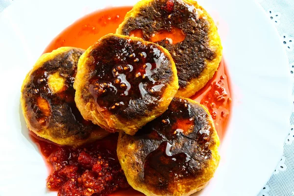 Hausgemachte Süße Käsekuchen Mit Himbeermarmelade Zum Frühstück Käsekuchen Ofen Gebacken — Stockfoto