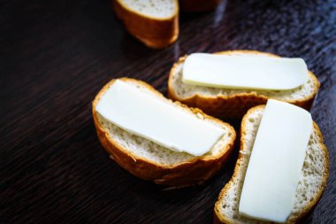 Yatay fotoğraf, buğday unu yapılan gıda görüntüsü - taze beyaz ekmek. Beyaz ekmek ve eritilmiş peynir sandviç, üç dilim