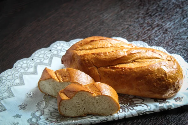 Foto Horizontal Pão Fresco Dois Pedaços Pão Branco Marrom Dourado — Fotografia de Stock