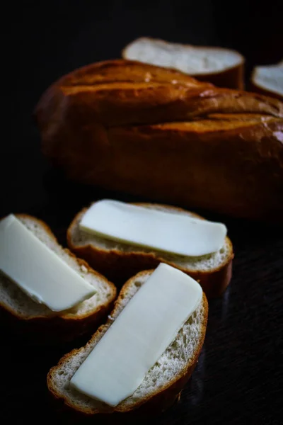 垂直写真 小麦粉から作られた食品の画像 新鮮な白パン 白パンとプロセスチーズのサンドイッチ — ストック写真