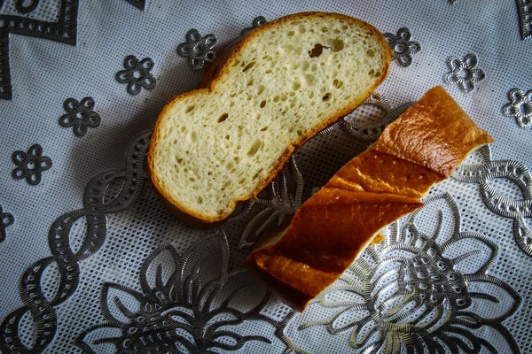 Dua Potong Roti Irisan Putih Pada Taplak Meja Bermotif Perak — Stok Foto