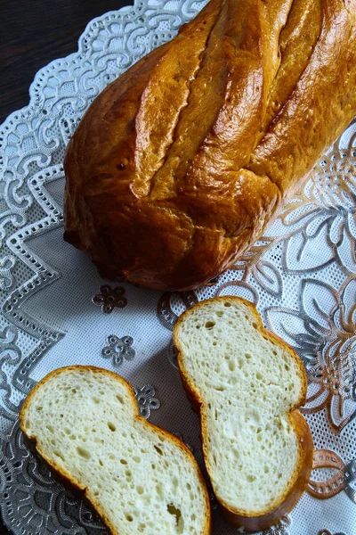 Pão Fresco Fatiado Com Crosta Marrom Dourada Toalha Mesa — Fotografia de Stock