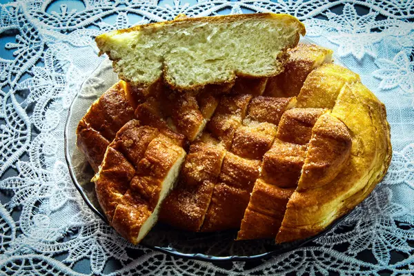 Roti Segar Manis Ditaburi Dengan Gula Terletak Piring Kaca Bun — Stok Foto