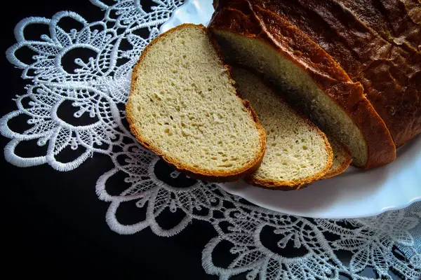 Подрібнений Свіжий Круглий Хліб Білій Тарілці Скатертині — стокове фото