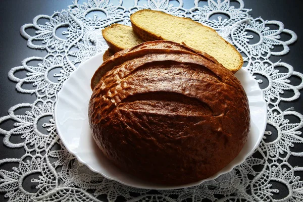 Φρέσκο Στρογγυλό Ψωμί Ένα Λευκό Στρογγυλό Ρηχό Πιάτο Ένα Λινό — Φωτογραφία Αρχείου