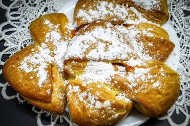 Çay için pudra şekeri ve elma reçeli ile taze ekmekler.