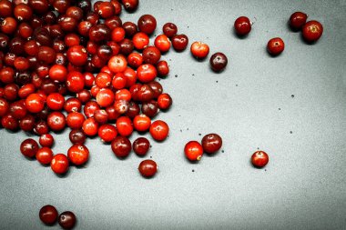 Siyah arkaplanda taze yaban mersini