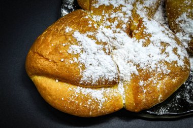 Üzerine pudra şekeri serpiştirilmiş elma reçelli taze ekmek.