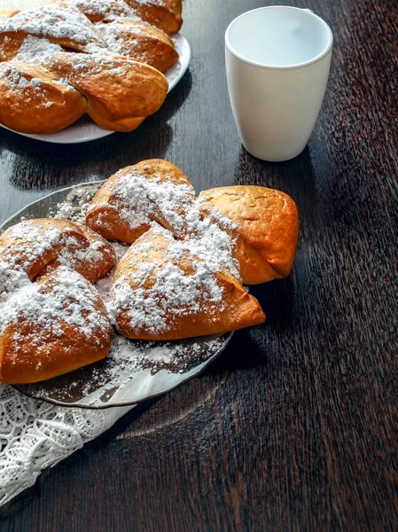 Hay Una Taza Blanca Mesa Marrón Rollos Fresco Los Platos — Foto de Stock