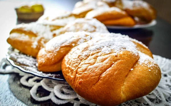 Mesa Doces Frescos Rolos Doces Com Geléia Açúcar — Fotografia de Stock