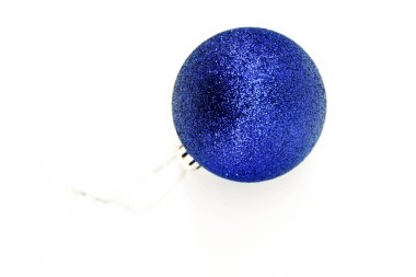 Beyaz arka planda mavi bir Noel oyuncağı. Noel ağacı süslemesi