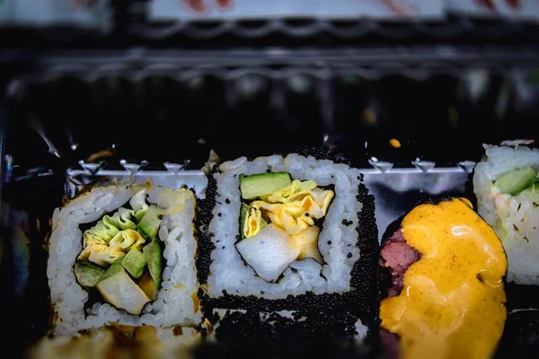 Black Background Transparent Box Set Fresh Rolls Ready Eat Rolls — Stock Photo, Image